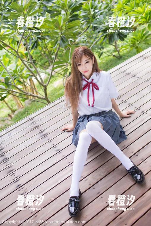 IMiss爱蜜社 - 最新写真集的小丽莎萌萌哒，穿上灰丝，我的目光不知该往哪儿看才好！