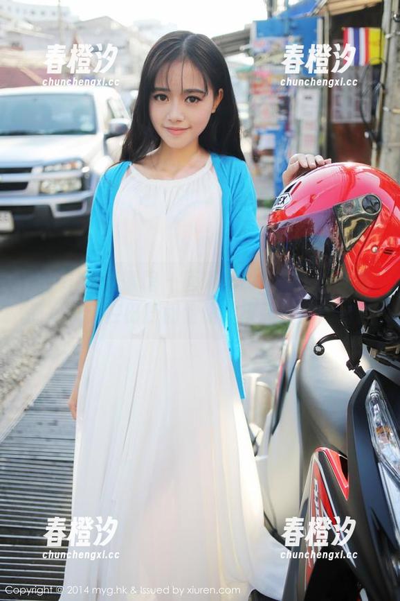 MyGirl美媛馆 - 唐琪儿Beauty与奶牛的写真：在田野间偷偷跑来跑去的情景。