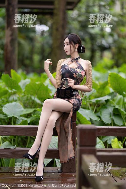 Xiuren秀人网 - 更新提醒！杨晨晨sugar的绿色吊裙就像小精灵一样趁机舞动，而我也在想这裤腿会不会被风玩坏！