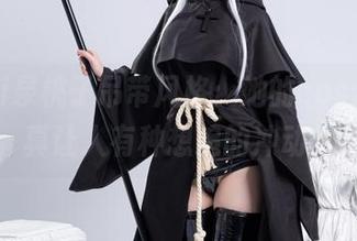 izumi泉桃子吊带风格：她的cos合集，真让人有种想追的冲动！