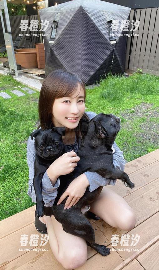 又见いくみ(育美)的最新睡衣，原图里的轻松与妩媚，得心应手！