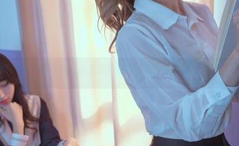 云溪溪和她的旗袍百合：私拍美图也能让人放空，意外地让思绪飘远。