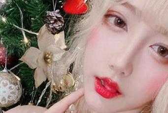办公室私拍：看啾小妍Deer如何把职场变成轻松场