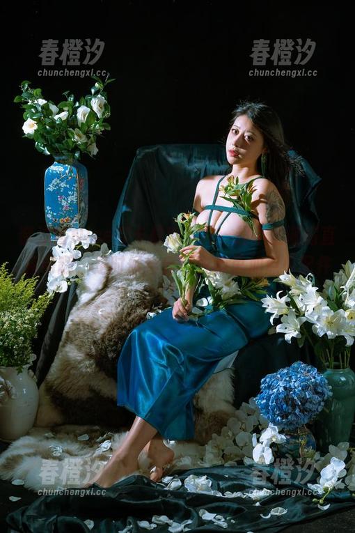 奈汐酱Nice打卡最新照片，超小圣诞帽直接萌翻，是时候给自己衣柜里加点小配件了！