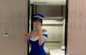 微密圈 - 分享来自奶宝妹纸的作品集，白色套装看上去挺干净，结果却让人浮想联翩，哈哈，真有意思。
