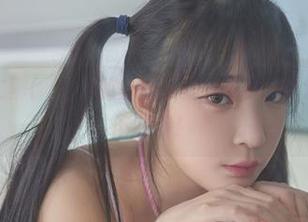 注意！姜仁卿(강인경)的白色比基尼图包，肯定会让你停下脚步！