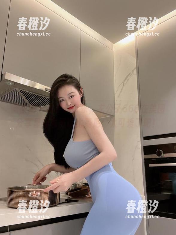 微密圈 - 右手拿可乐，左公子666在美图分享里穿着圣诞比基尼，太可爱了吧！