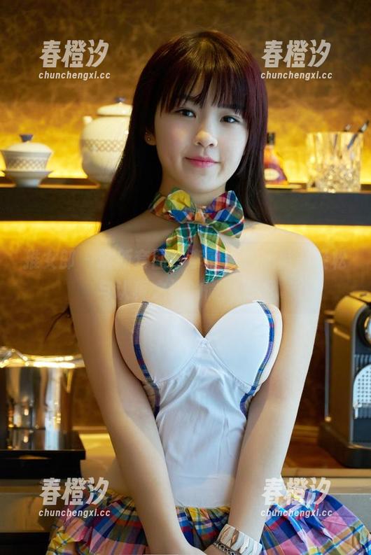 推女郎 - 最新套图：李丽莎的短裤，轻松与认真之间的微妙平衡
