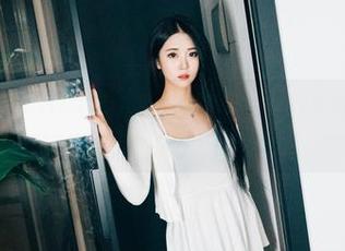 老师说白色是夏日的标志，怎么看普美(bomi)的原图我还是一直想开了扇窗！