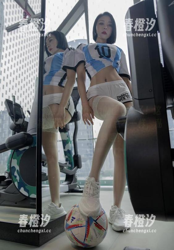 微密圈 - 果儿Victoria的图包来了！这花格短裙和黑丝果然是…有点不一样，私拍效果出乎意料哦！
