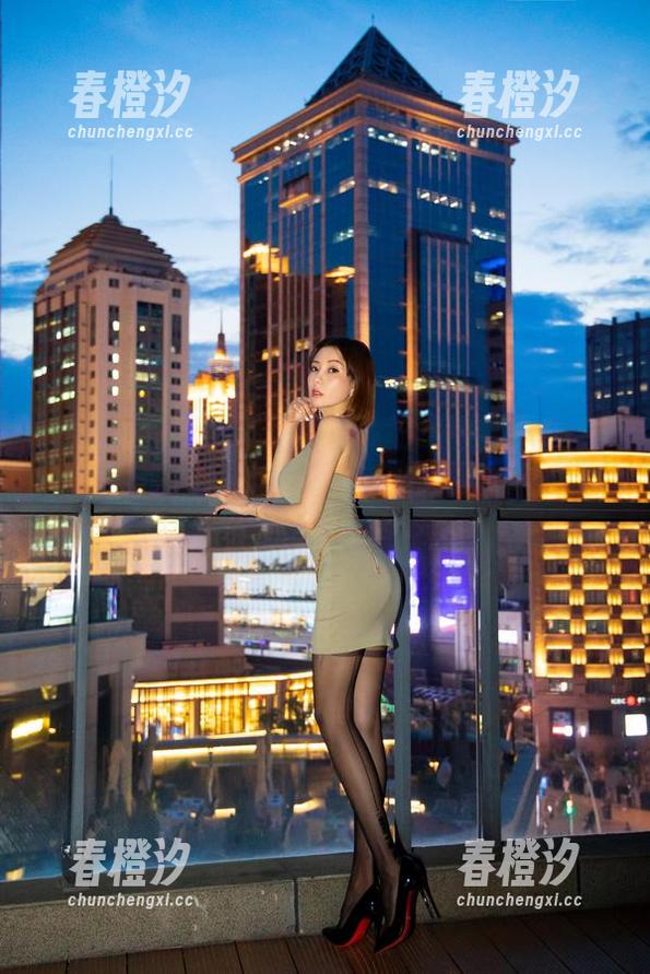 微密圈 - 果儿Victoria的这组写真，半腿肉丝让我想多了——图片中暗藏了多少小心思？