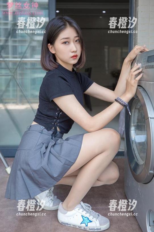 梦丝女神 - 莹仙女的全套泳池写真，正试图与浮圈谈一场不分手的恋爱。