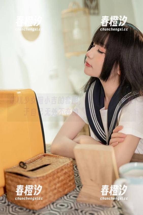 爆机少女喵小吉的套图，泳装加身，淹没于自己无处不在的“猫主题”。