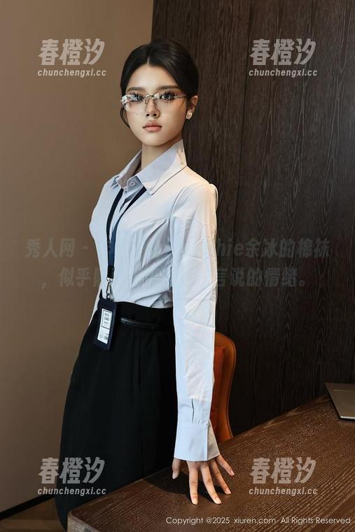 秀人网-sophie余冰 秀人网 - 作品评论:sophie余冰的棉袜,似乎隐藏着某种无法言说的情绪。