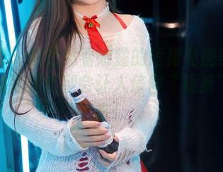 秀人网 - 你愿意看娜露的短裙私房美图吗？我敢打赌这腿会让人信仰“短裤”的存在！