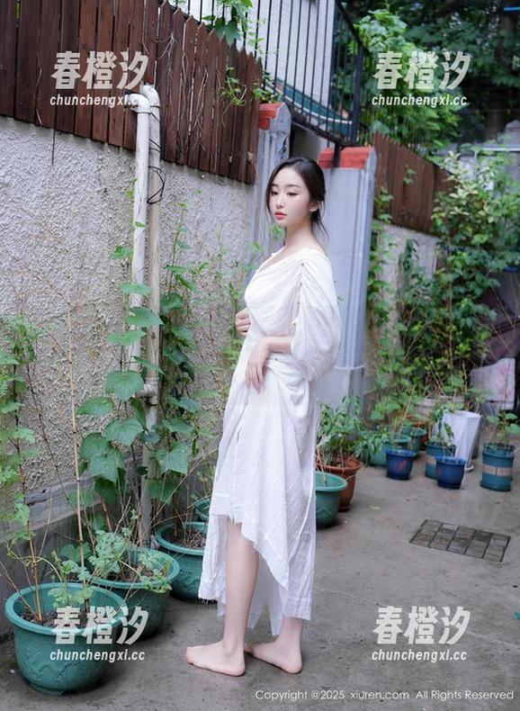 秀人网 - 李丽莎穿上连体衣，我在免费图包里轻轻晃动