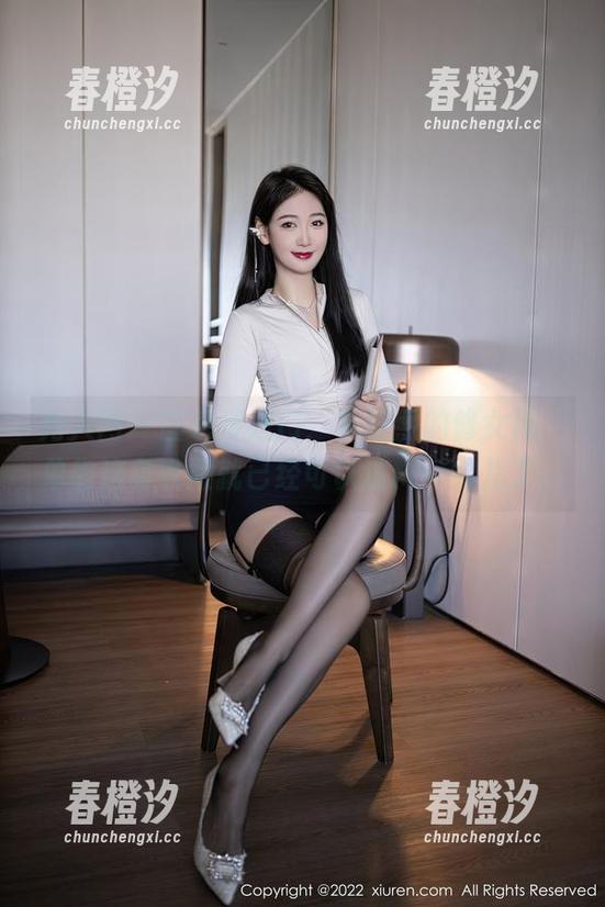 秀人网 - 图包传送门：李梓熙的修女风，单靠这身衣服就已经可以迷糊一会儿了。