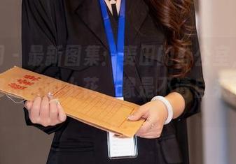 秀人网 - 最新图集：麦田的办公室，那些悄悄窜出来的小花，像是不请自来的精灵。