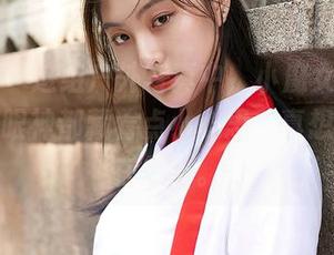 蜜桃社 - 这组户外写真中，小魔女lily的每一个眼神都藏着点小心思，真想知道她在想啥。