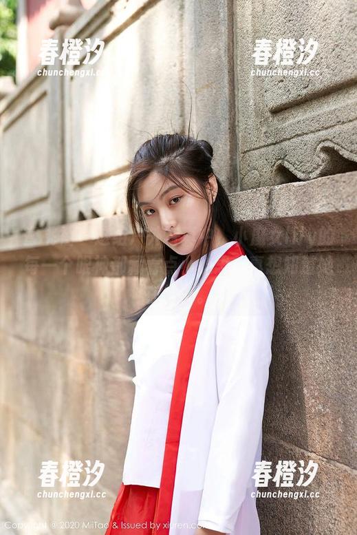 蜜桃社 - 这组户外写真中，小魔女lily的每一个眼神都藏着点小心思，真想知道她在想啥。