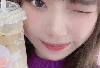 “闪月半”的海边高清合集，背影美得让海鸥都想停下来欣赏一二。