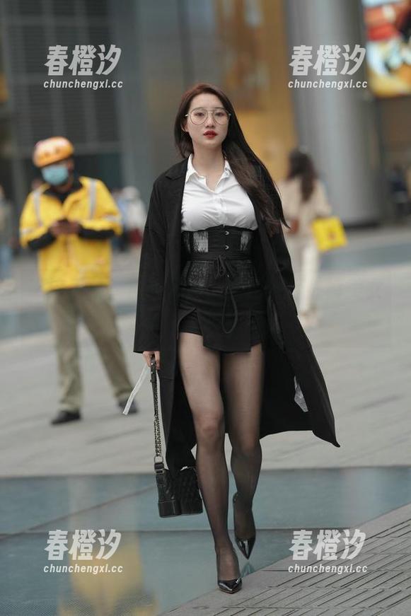 瞧这手笔！魔镜街拍的蓝色牛仔热裤美女资源，收好不谢。